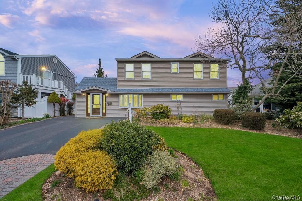 Attached, Exterior, Facade, Split Level