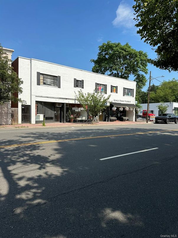 Exterior, Facade, Modern