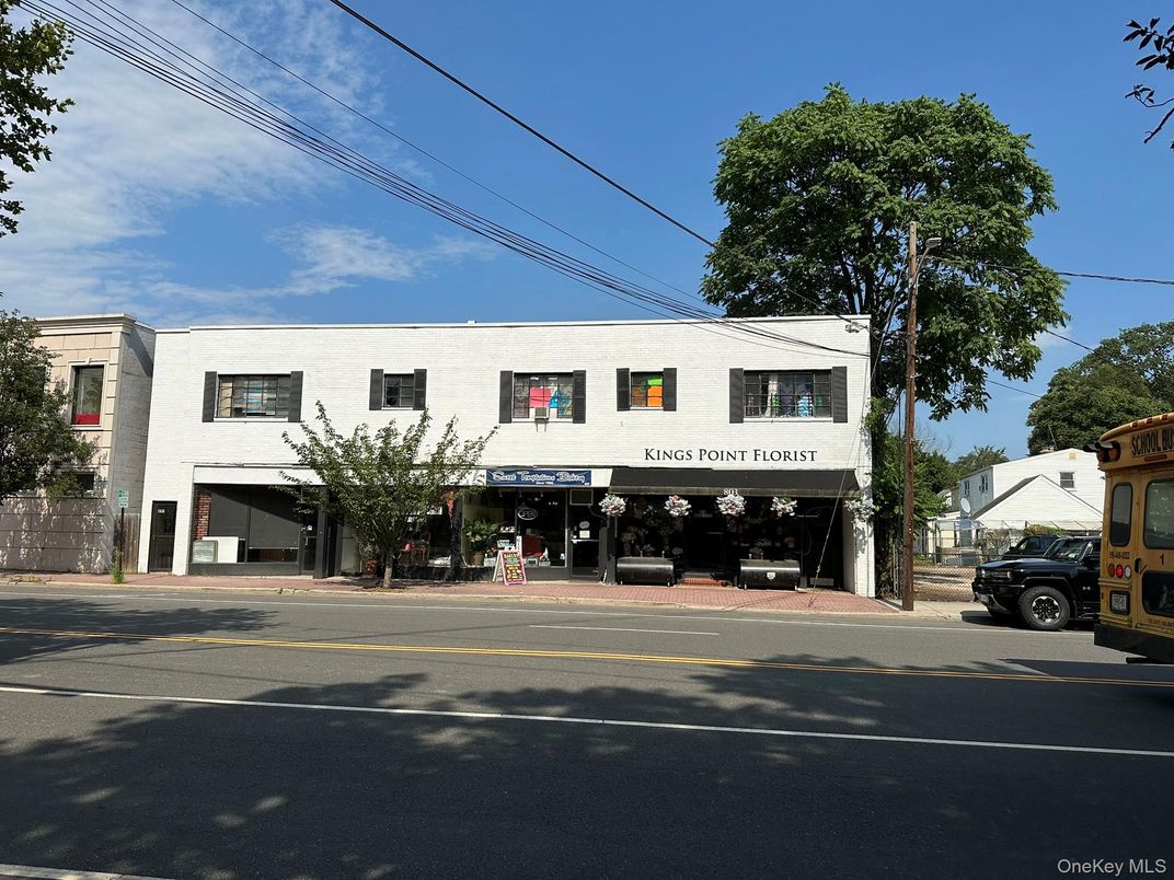 Exterior, Facade, Raised Ranch