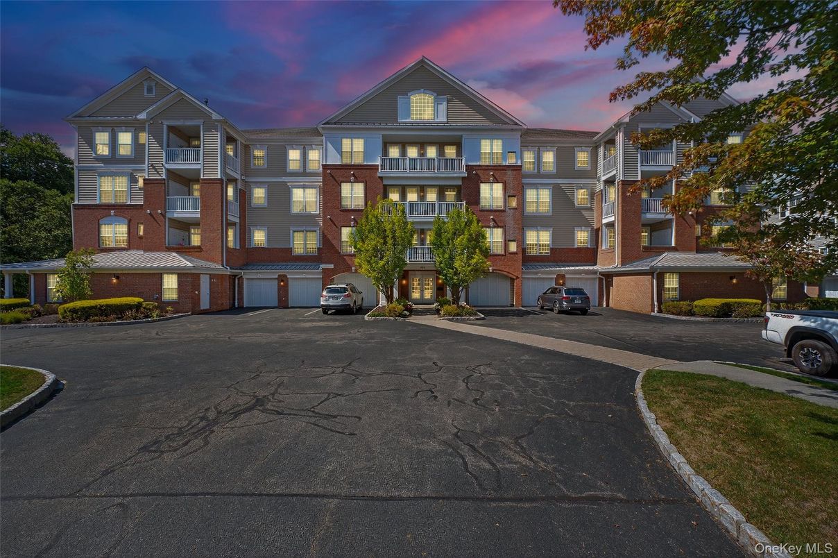 Attached, Exterior, Facade, Queen Anne Victorian