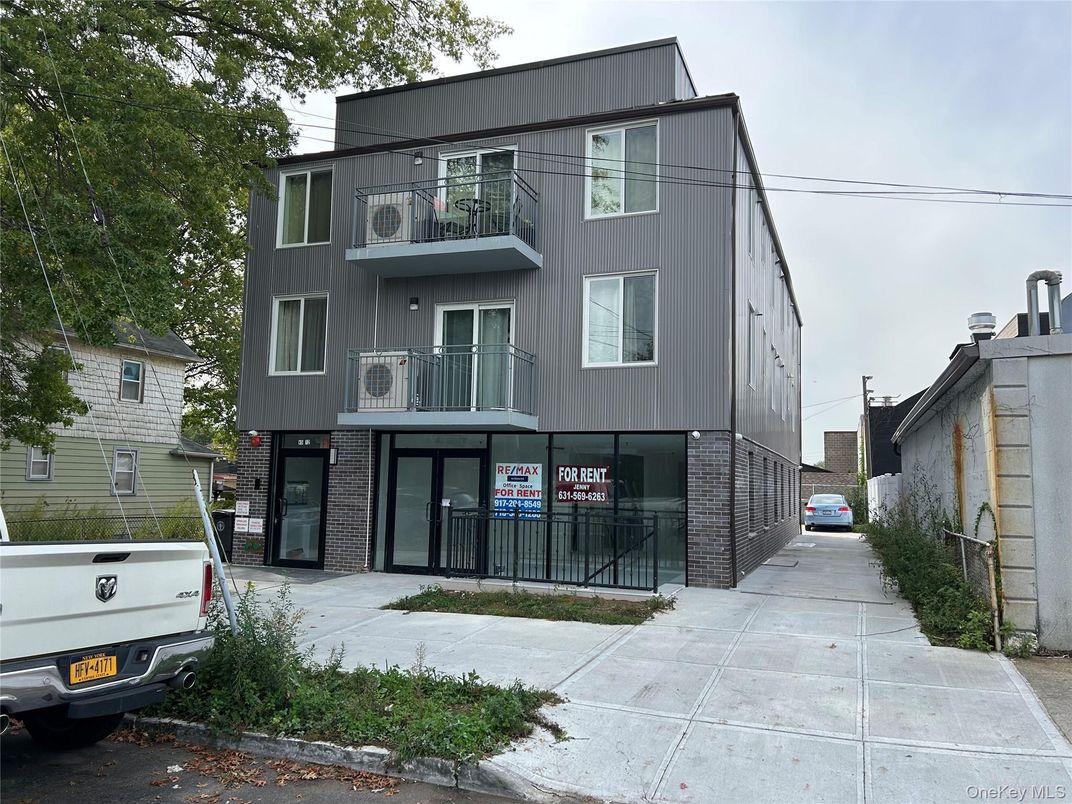 Exterior, Facade, Modern