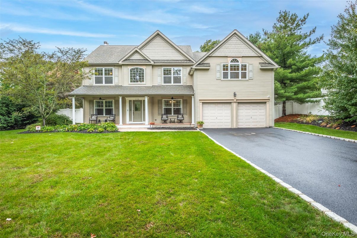 Attached, Exterior, Facade, Farmhouse