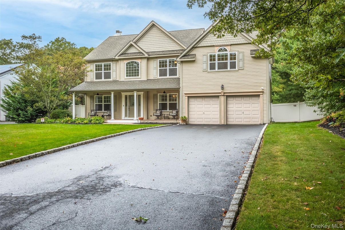 Attached, Exterior, Facade, Farmhouse