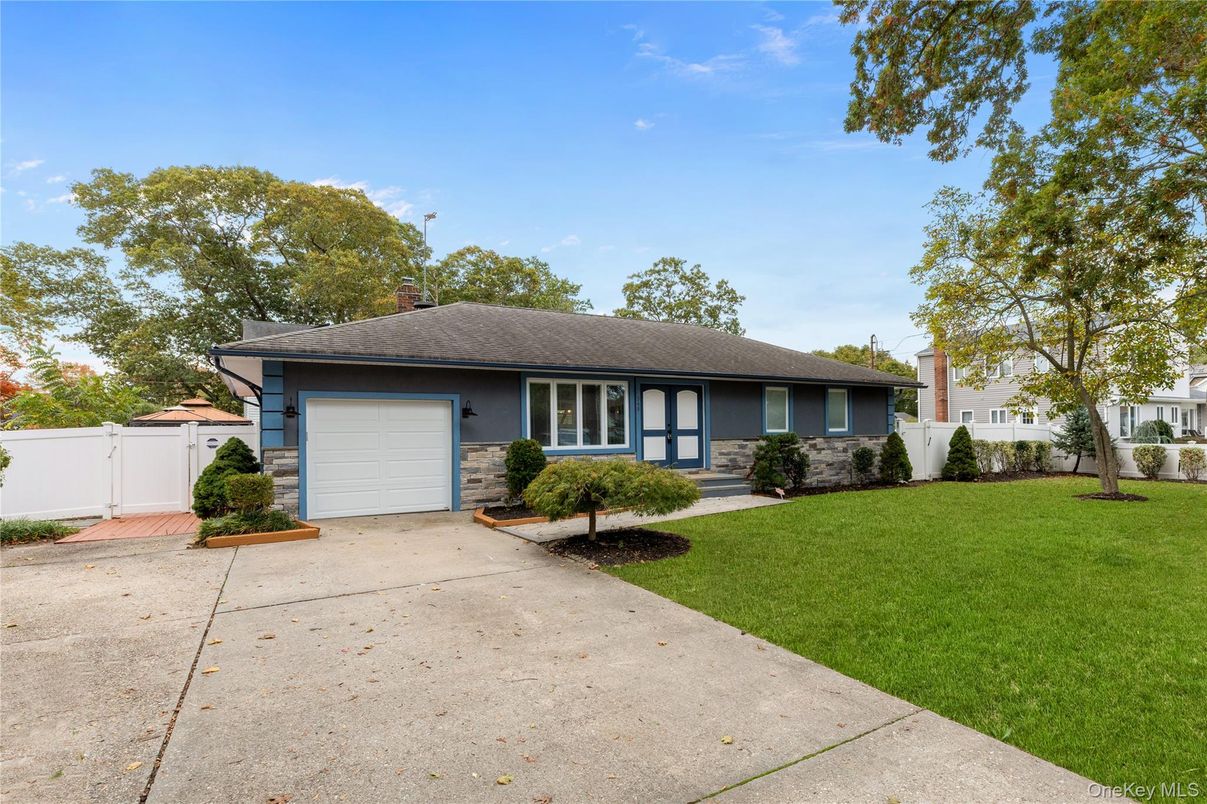 Attached, Exterior, Facade, Ranch