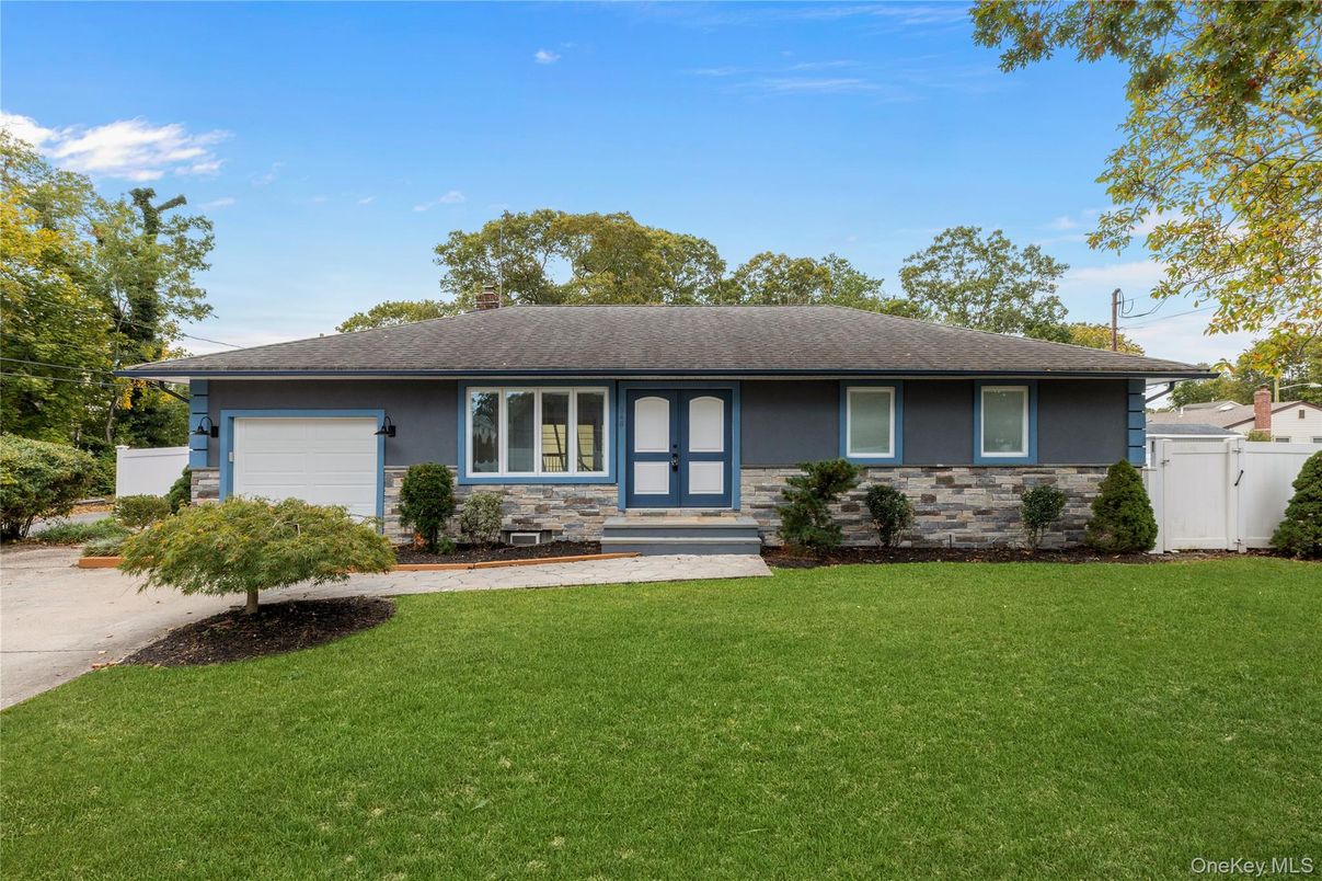 Attached, Exterior, Facade, Ranch