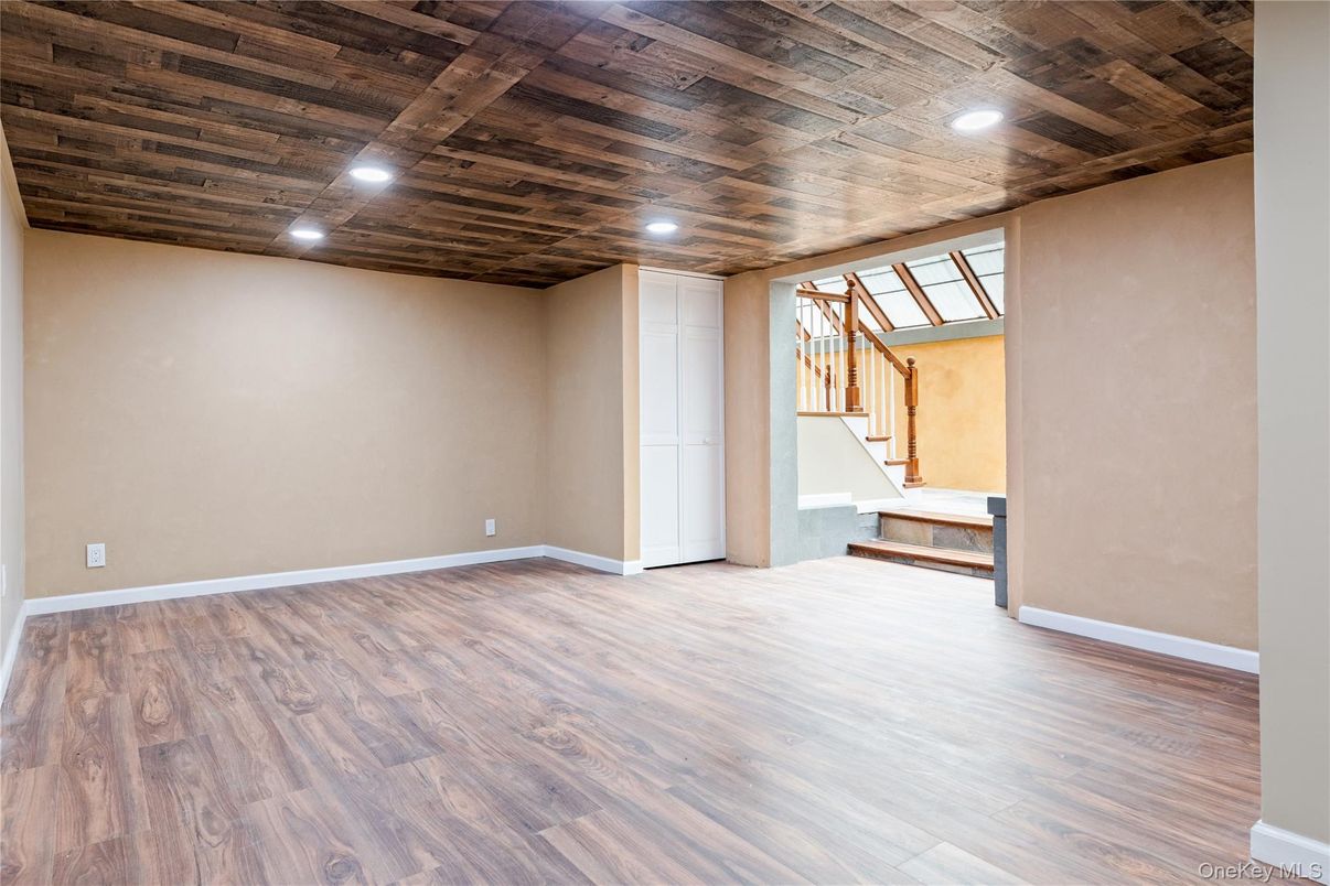 Empty room, Interior, Recessed Lighting, Wooden Ceilings, Wood Texture Flooring