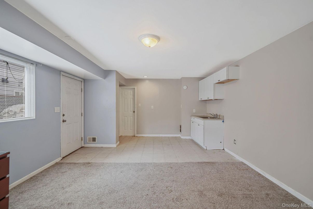 Empty room, Interior