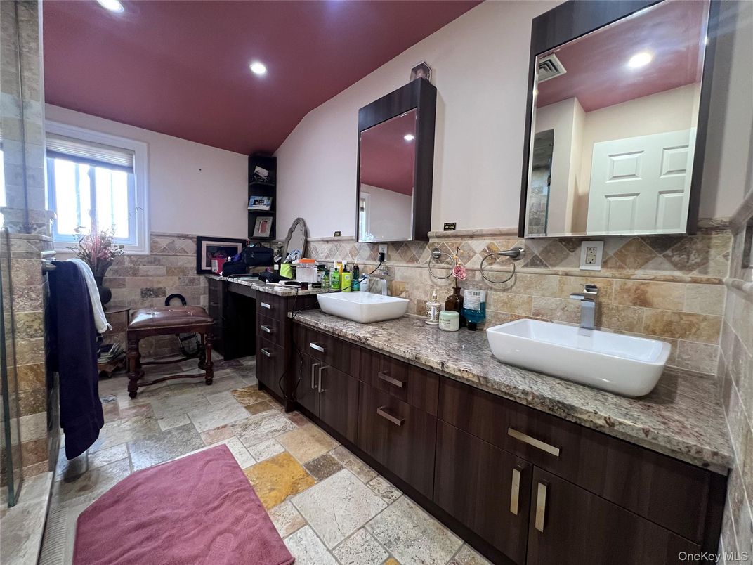 Bathroom, Dual Sink Vanities, Interior, Recessed Lighting