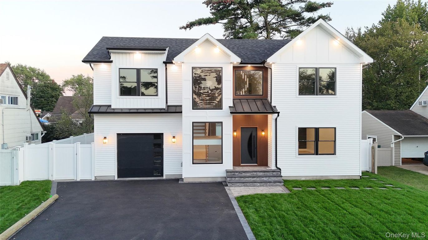 Attached, Exterior, Facade, Farmhouse