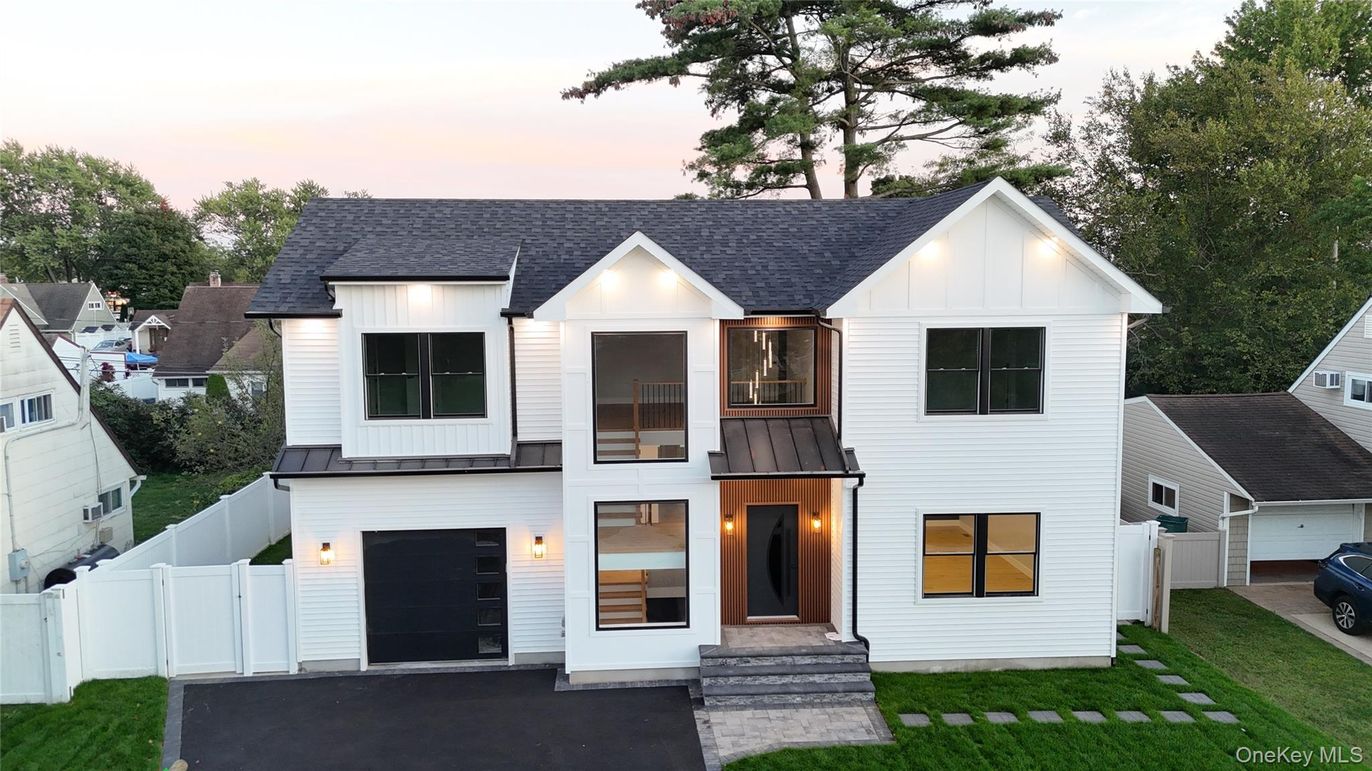 Attached, Exterior, Facade, Farmhouse