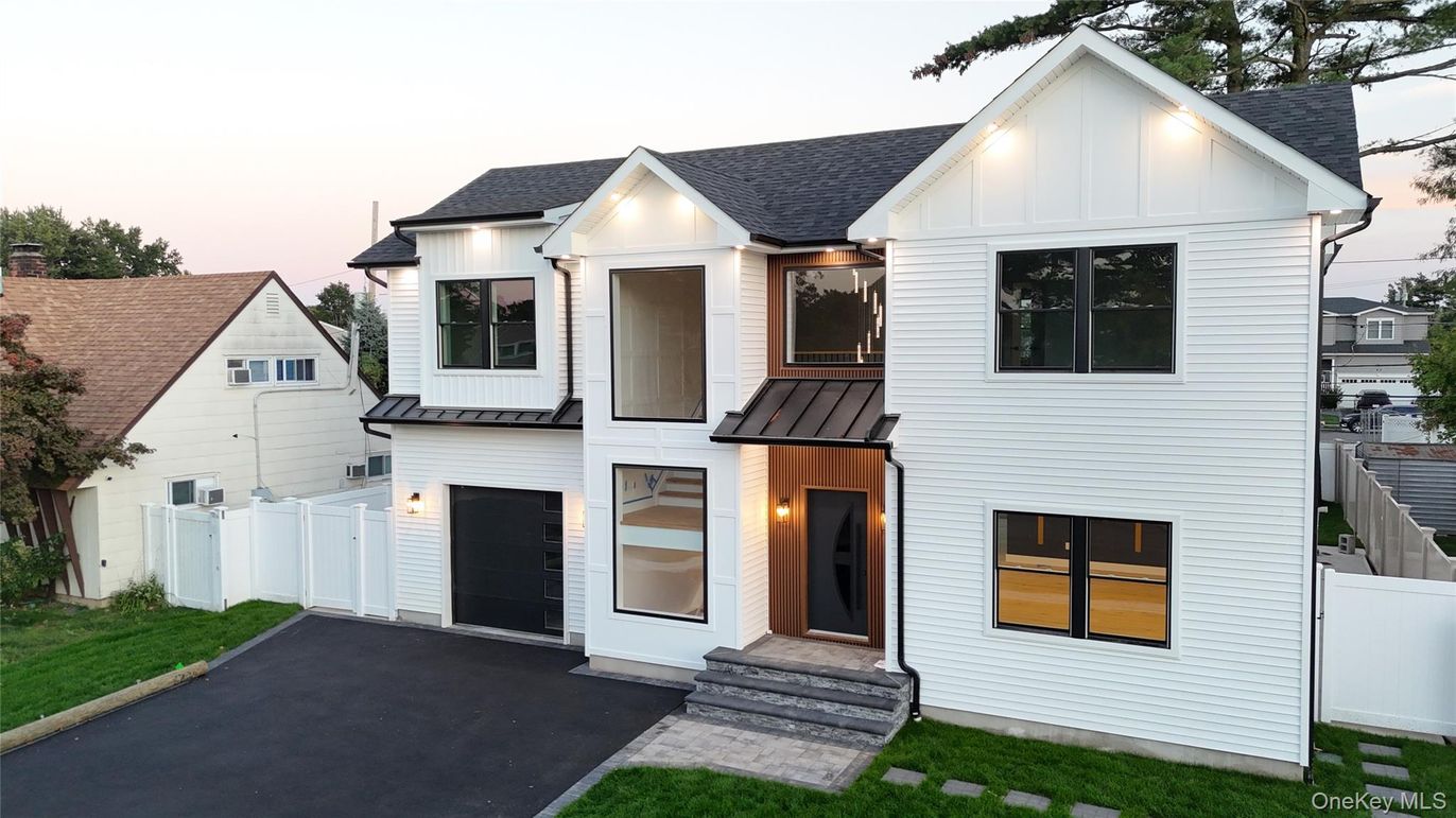 Attached, Exterior, Facade, Farmhouse