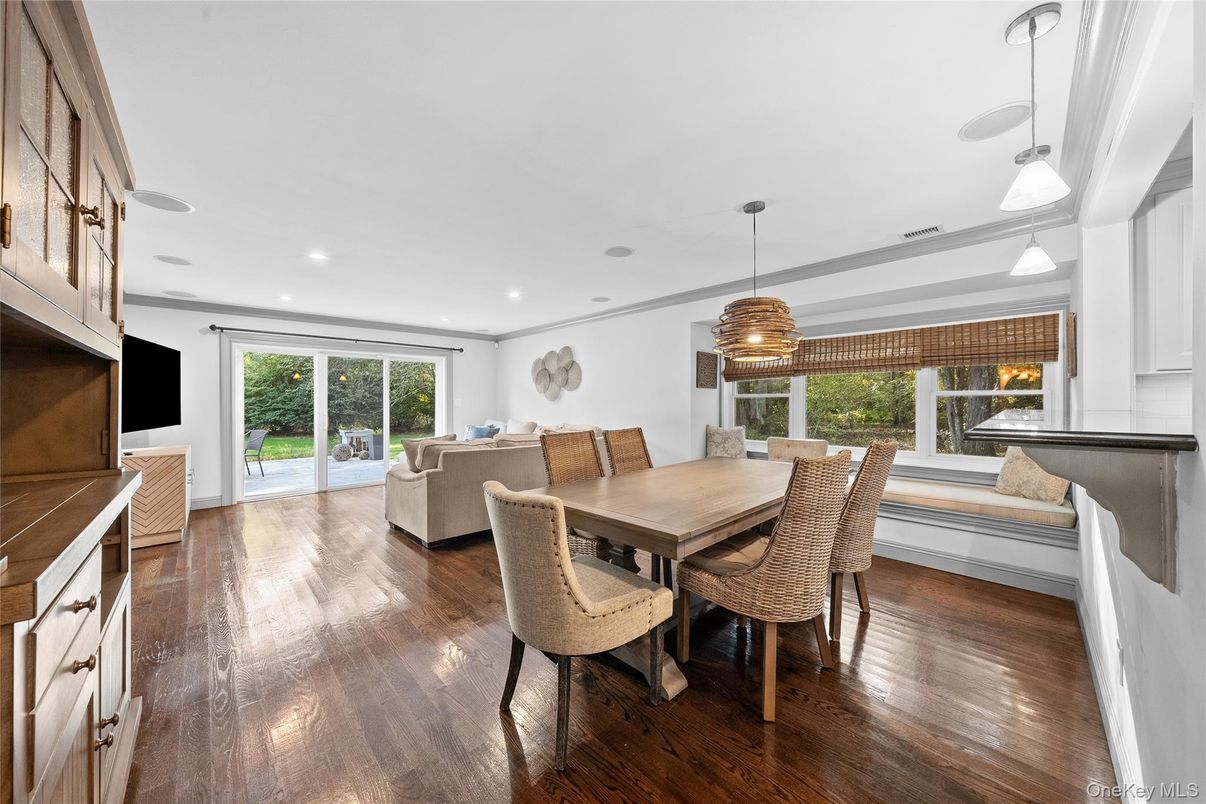 Dining room, Interior, Living room, Pendant Lights, Recessed Lighting, Wood Texture Flooring