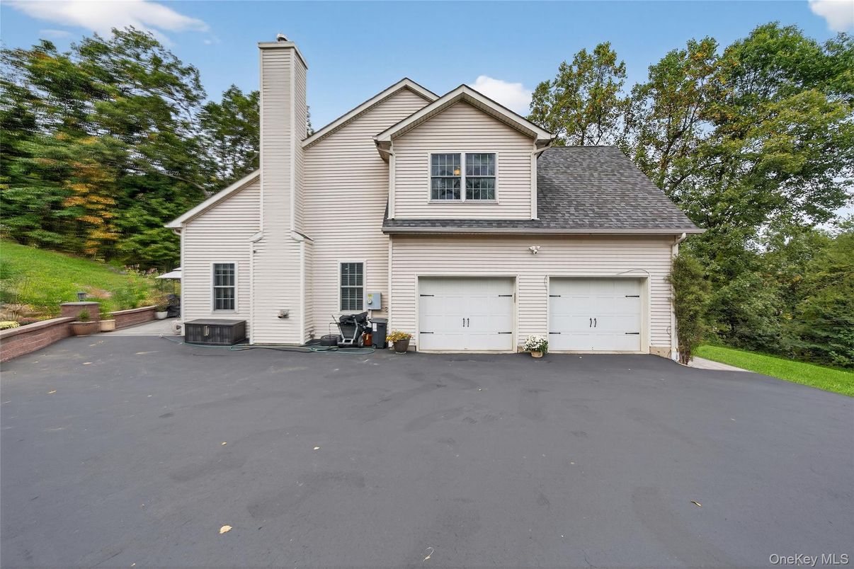 Attached, Exterior, Facade, Farmhouse