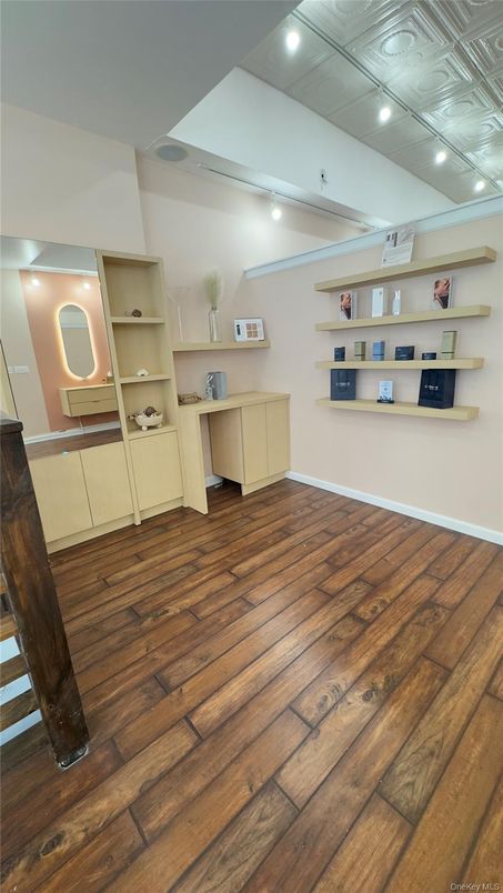 Interior, Recessed Lighting, Wood Texture Flooring
