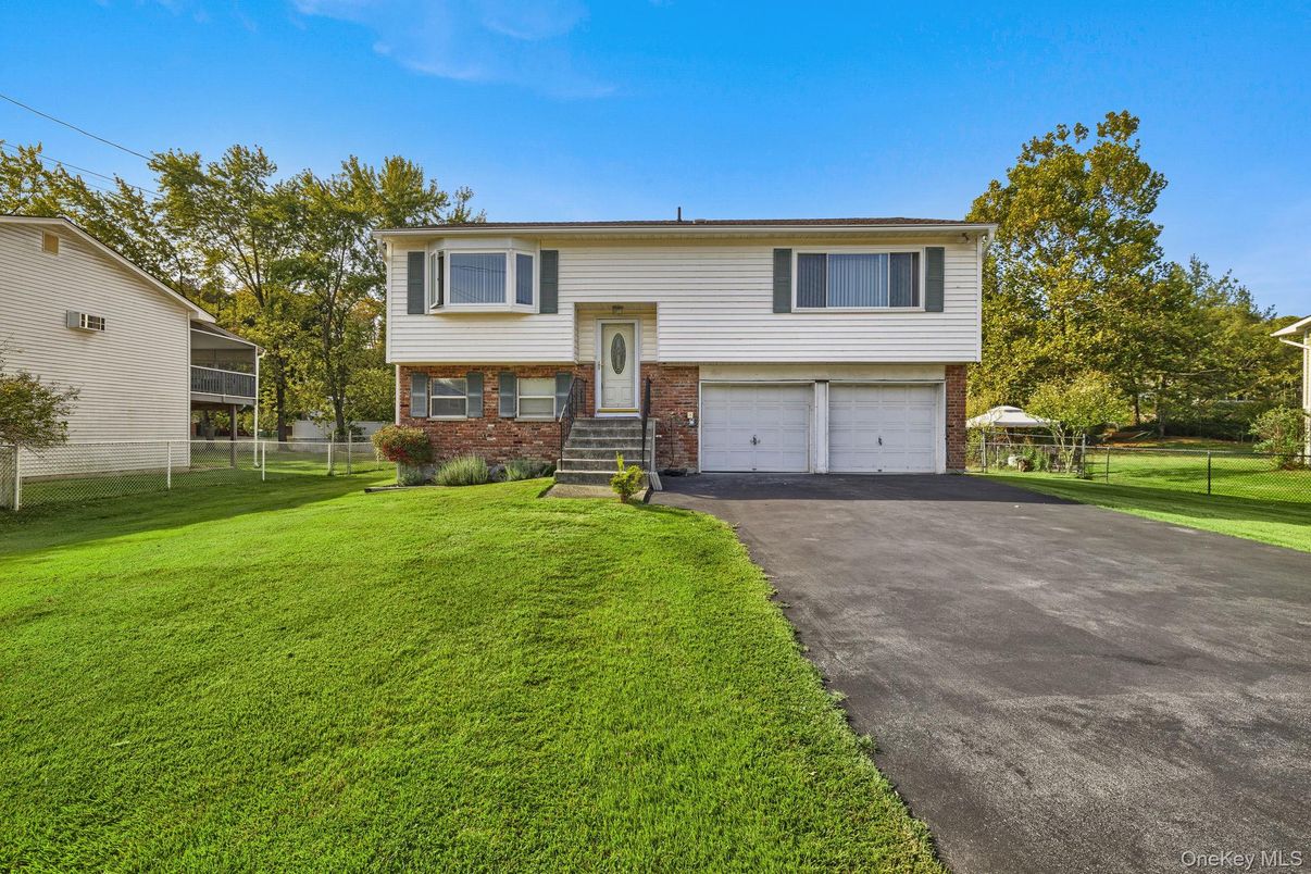 Attached, Exterior, Facade, Brick Facade, Raised Ranch