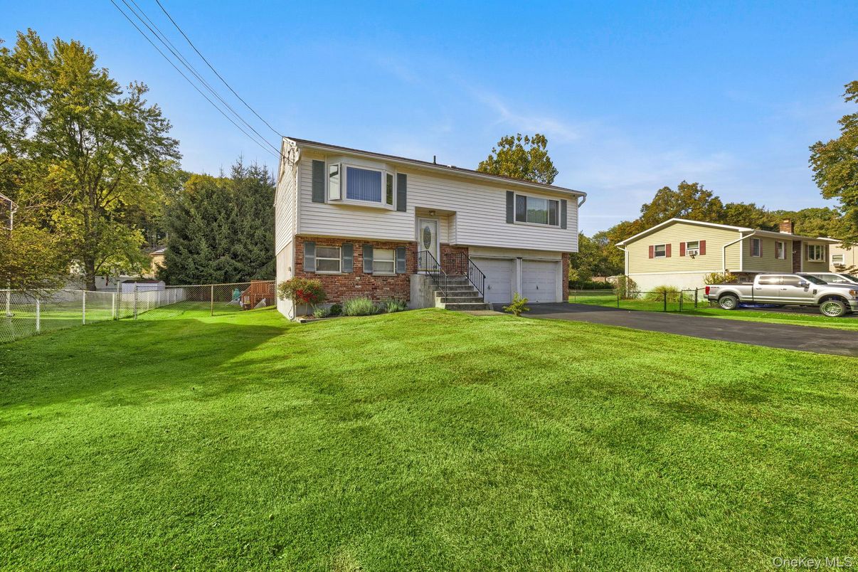 Attached, Exterior, Facade, Brick Facade, Raised Ranch