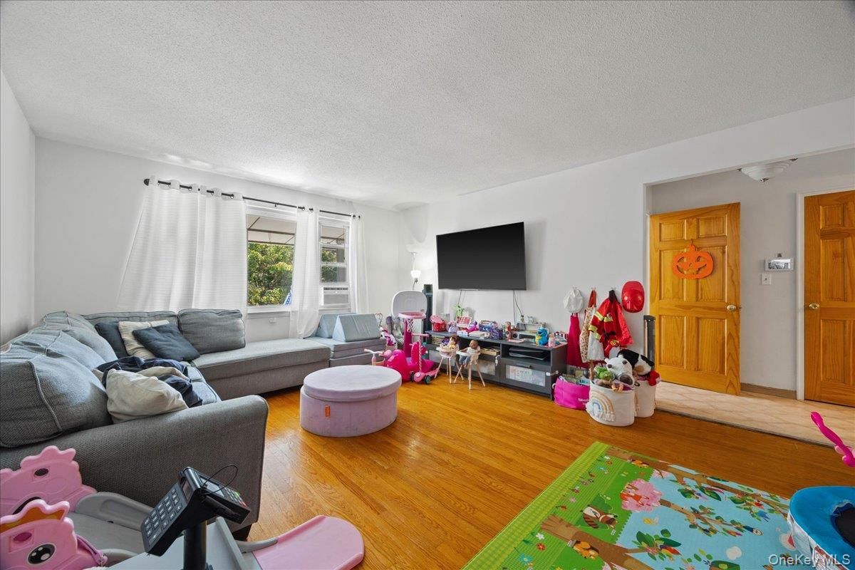 Fitness Equipment, Interior, Living room, Wood Texture Flooring
