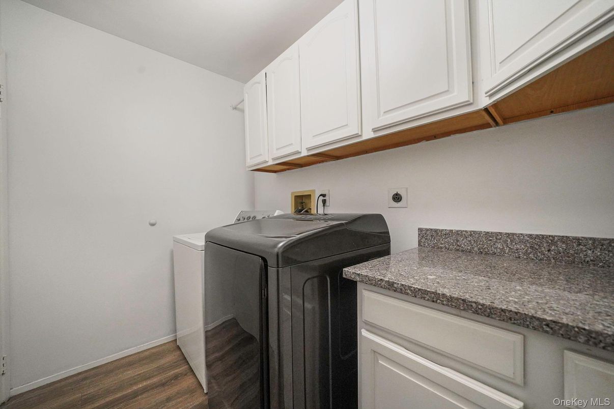 Interior, Washer, Wood Texture Flooring