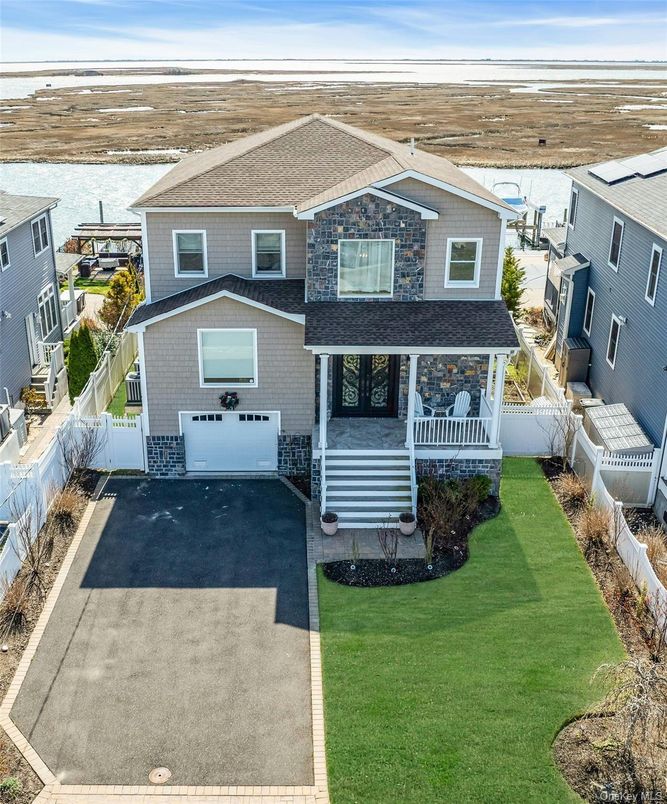 Attached, Exterior, Facade, Mediterranean