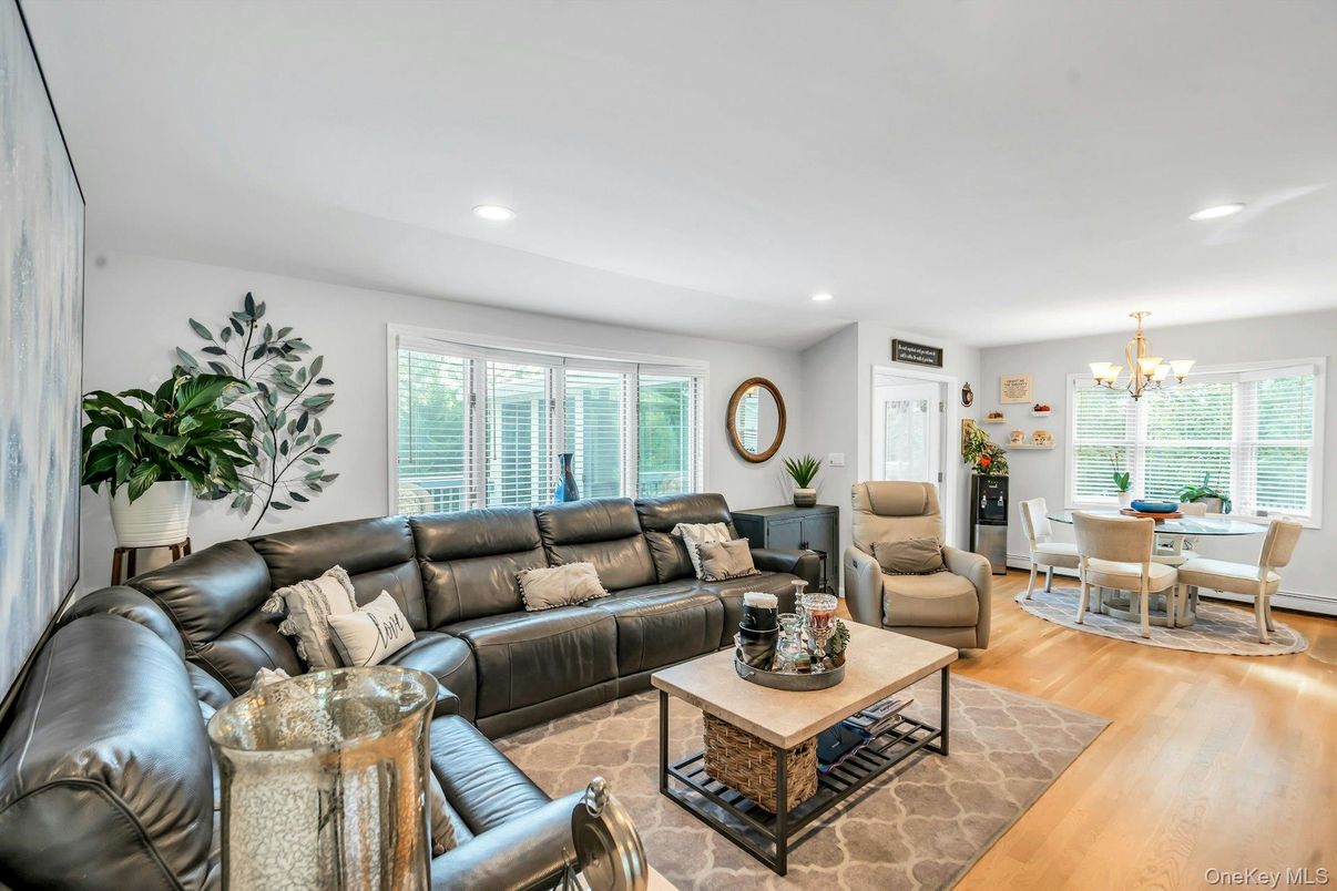 Chandelier, Dining room, Interior, Living room, Recessed Lighting, Wood Texture Flooring