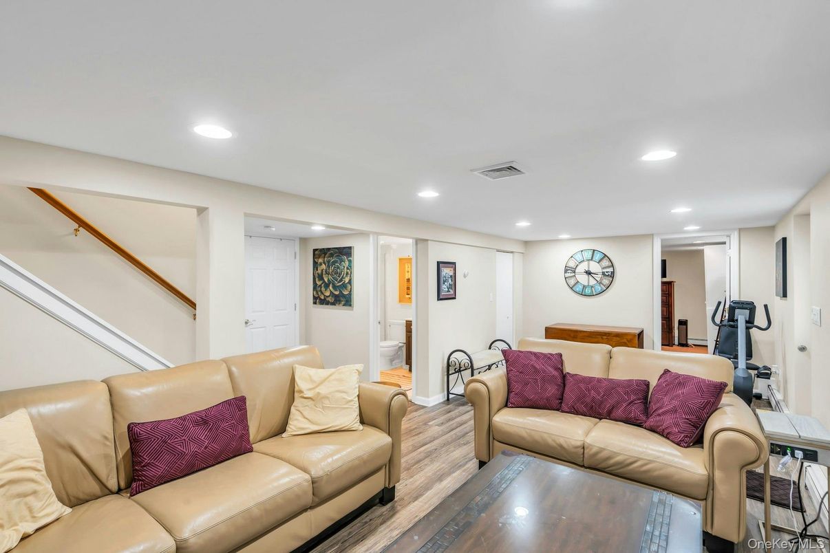 Fitness Equipment, Interior, Living room, Recessed Lighting, Wood Texture Flooring