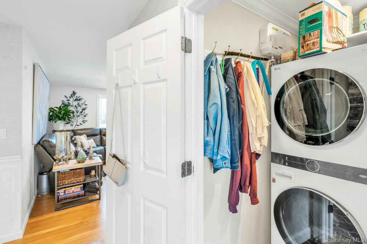 Interior, Utility Closets, Washer, Wood Texture Flooring