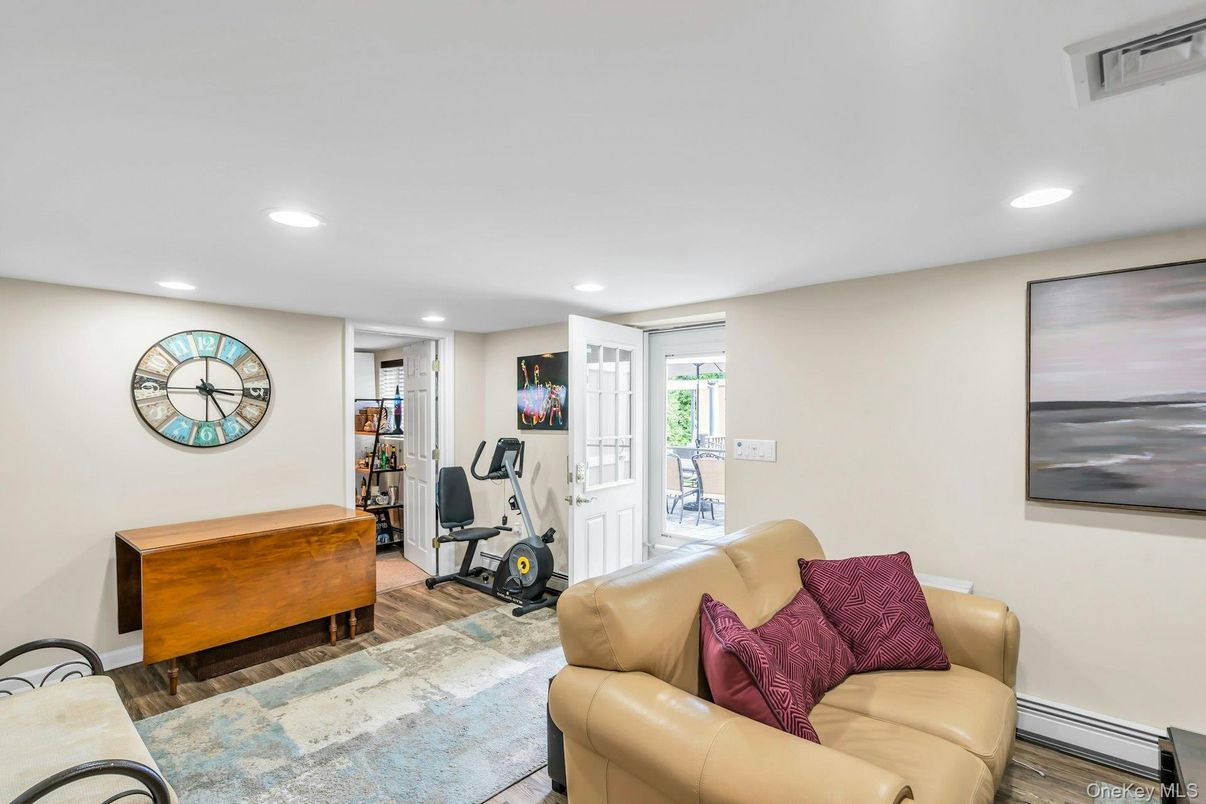 Fitness Equipment, Interior, Living room, Recessed Lighting, Wood Texture Flooring