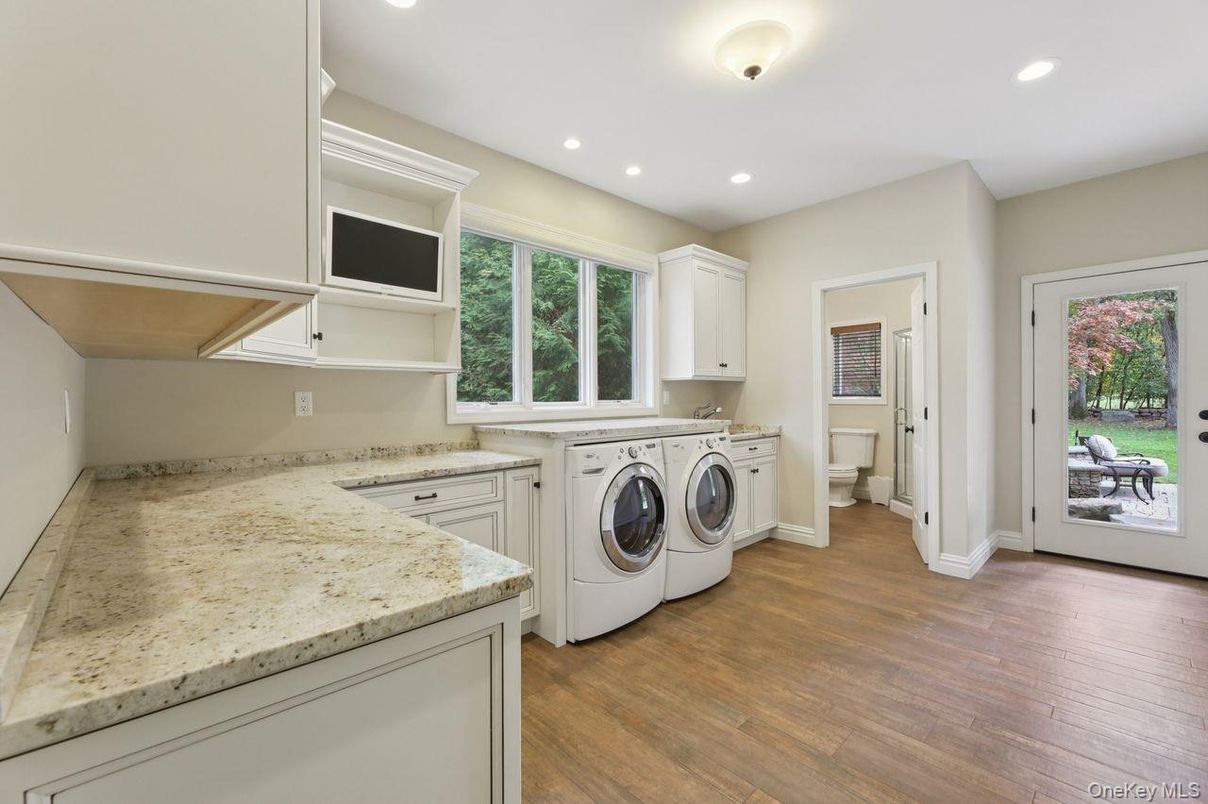 Interior, Recessed Lighting, Washer, Wood Texture Flooring