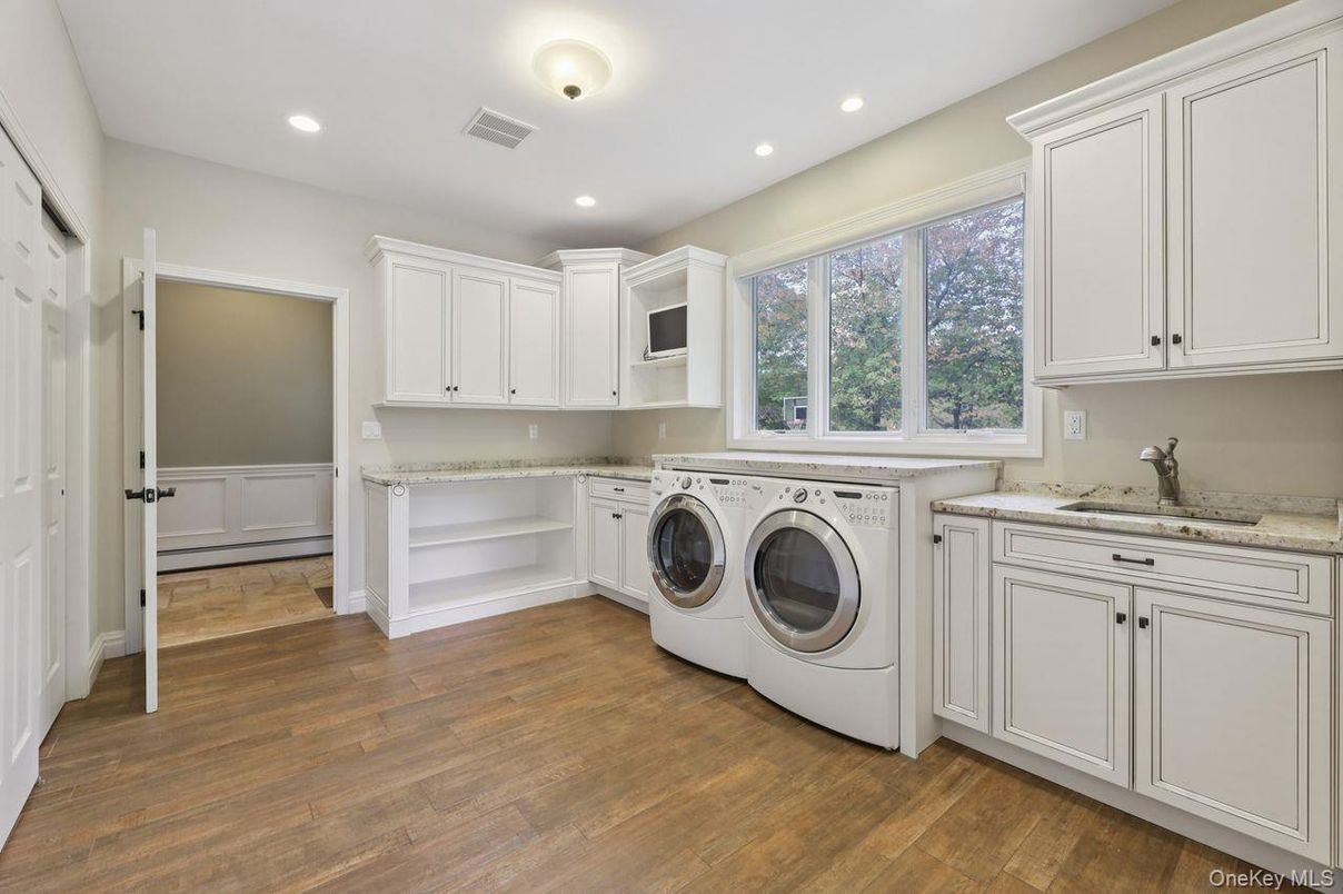 Interior, Recessed Lighting, Washer, Wood Texture Flooring