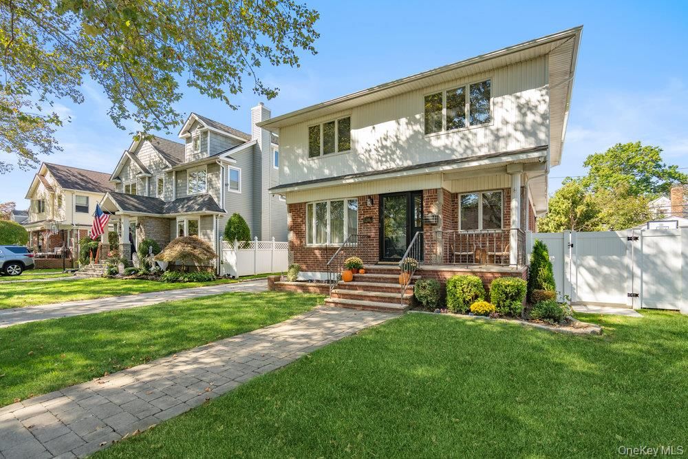 Exterior, Facade, Brick Facade, American Foursquare
