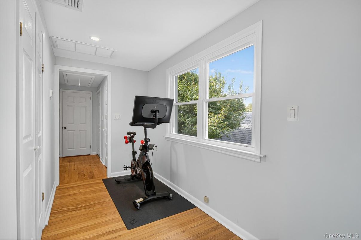 Fitness Equipment, Interior, Recessed Lighting, Wood Texture Flooring