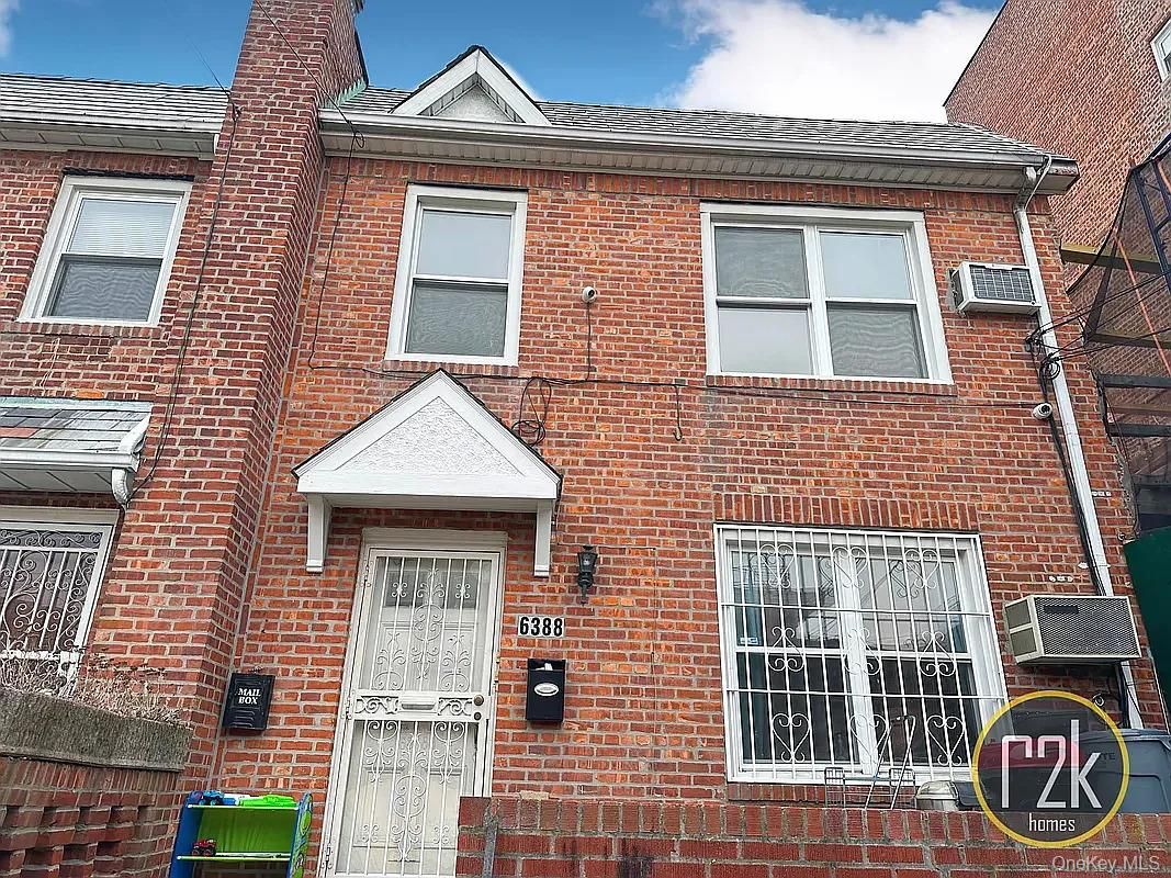 Exterior, Facade, Brick Facade, Rowhouse