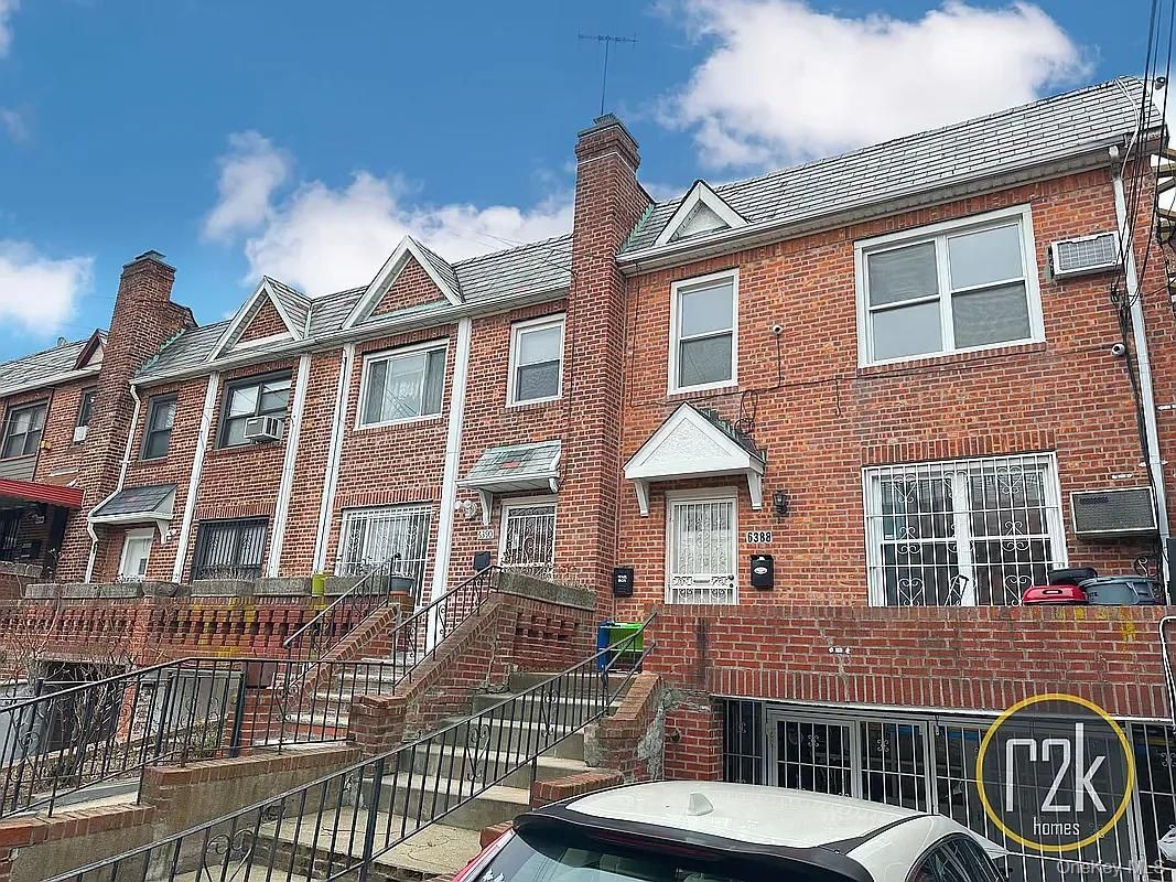 Exterior, Facade, Brick Facade, Rowhouse