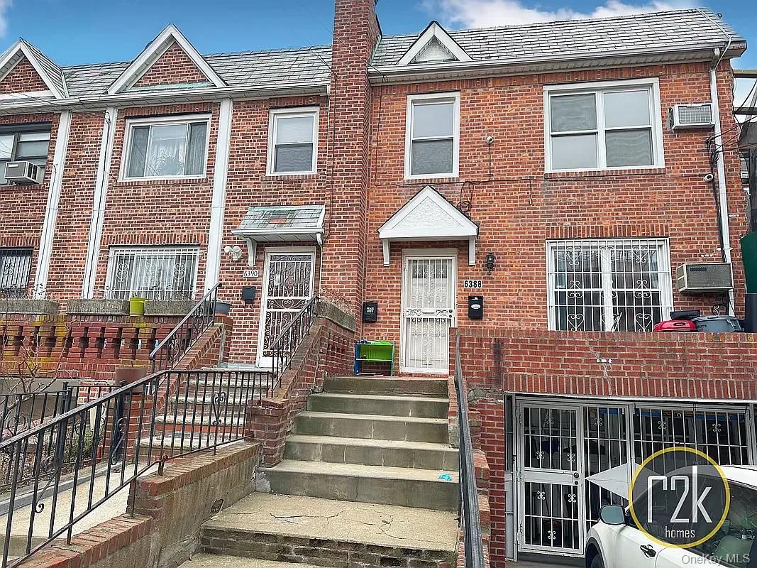 Exterior, Facade, Brick Facade, Rowhouse