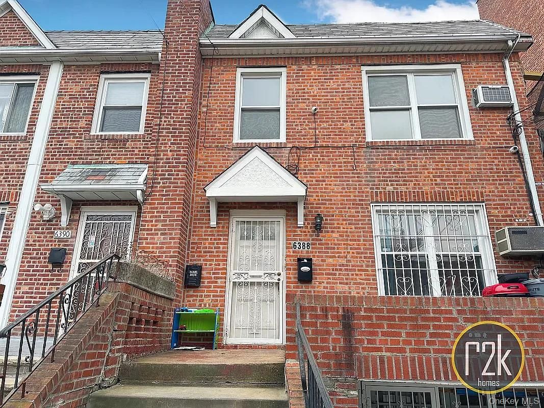 Exterior, Facade, Brick Facade, Rowhouse