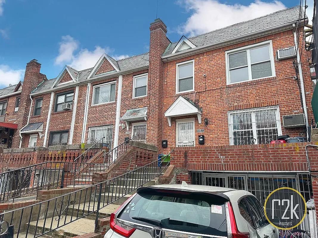 Exterior, Facade, Brick Facade, Rowhouse