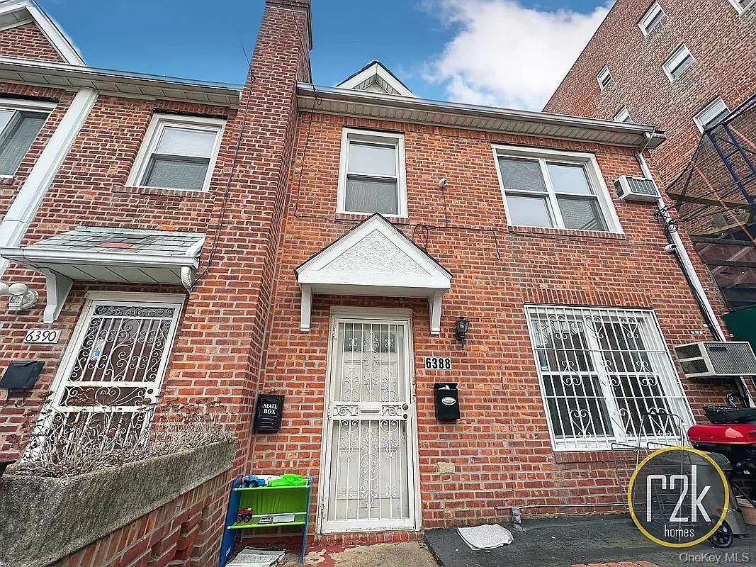 Exterior, Facade, Brick Facade, Rowhouse