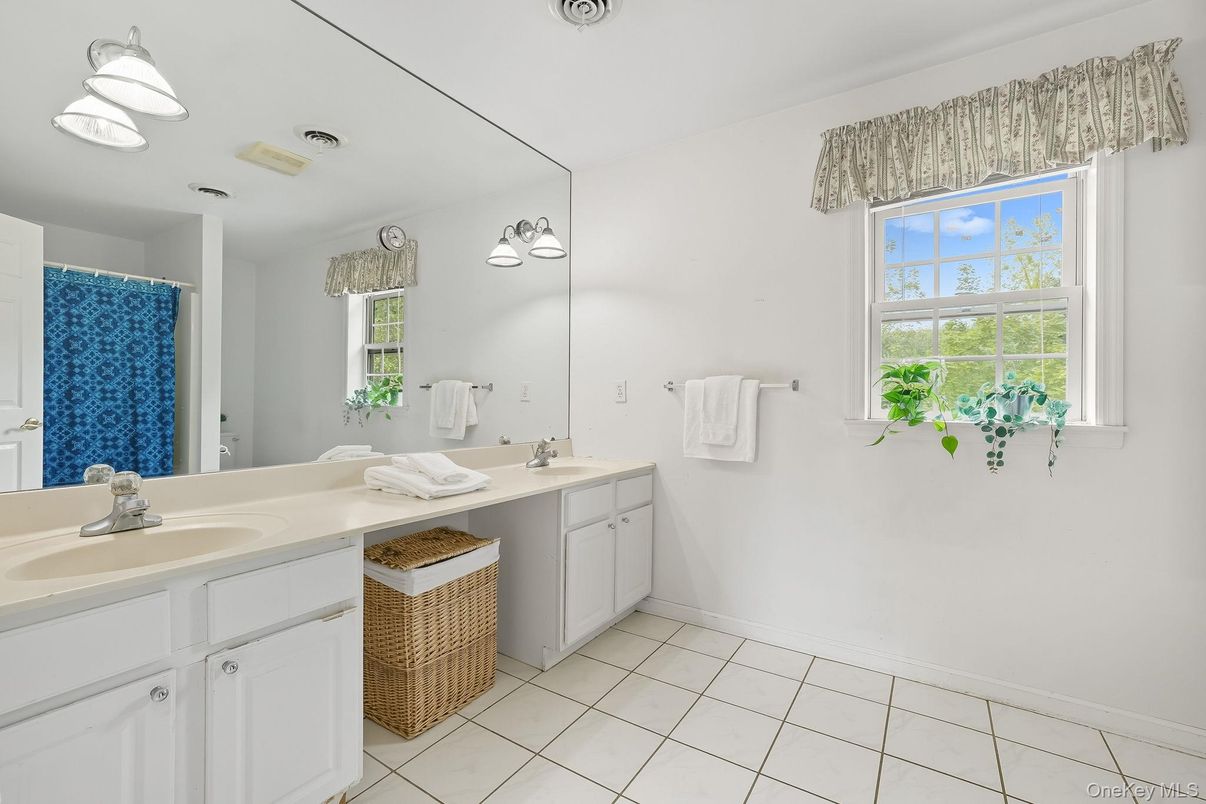 Bathroom, Dual Sink Vanities, Interior