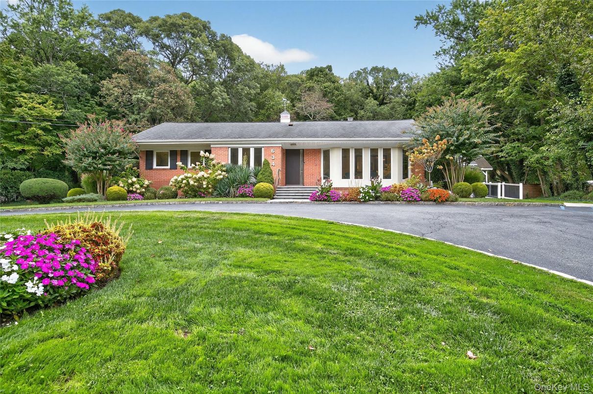 Exterior, Facade, Brick Facade, Ranch