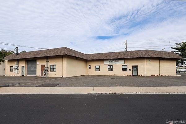 Attached, Exterior, Facade, Ranch