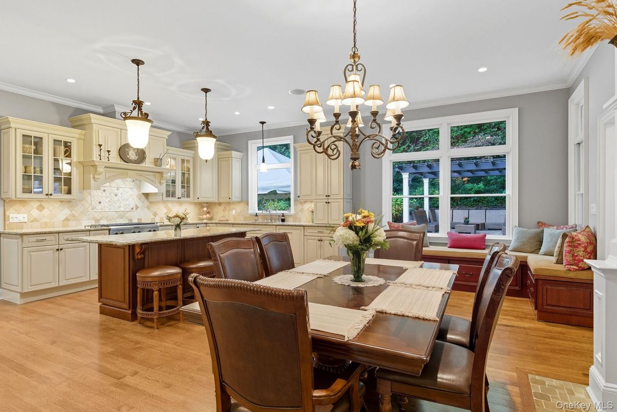 Chandelier, Dining room, Interior, Kitchen, Pendant Lights, Recessed Lighting, Wood Texture Flooring