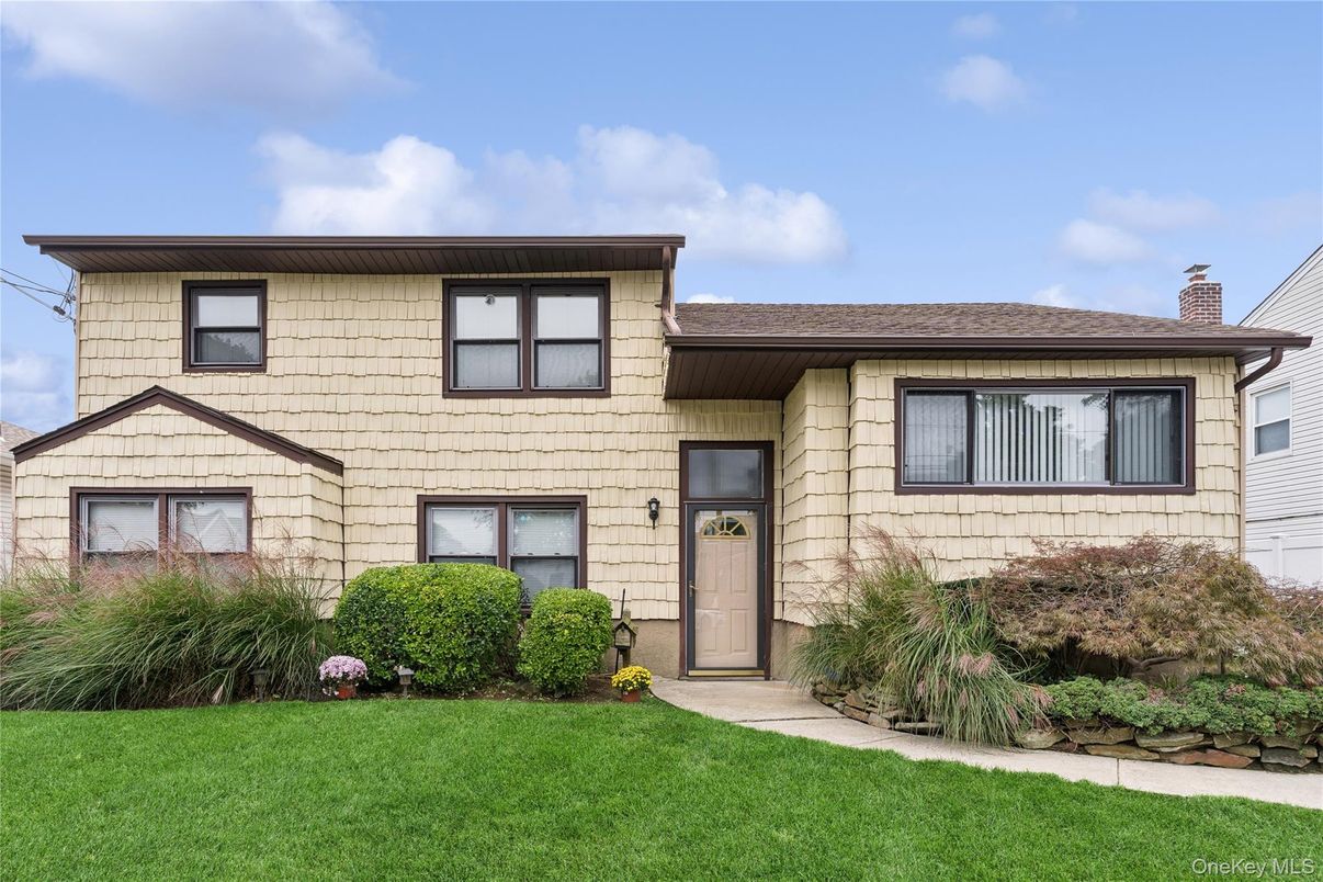 Exterior, Facade, Split Level