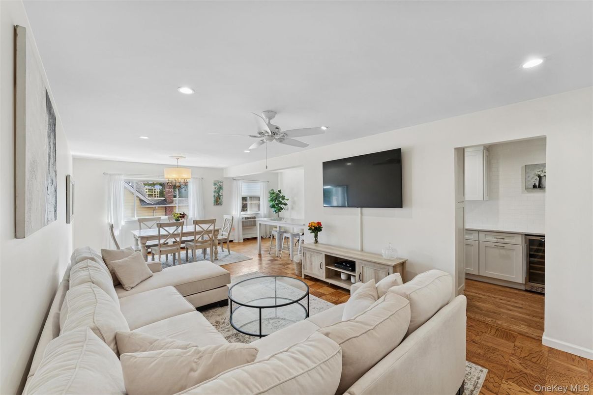 Chandelier, Dining room, Interior, Living room, Recessed Lighting, Wood Texture Flooring