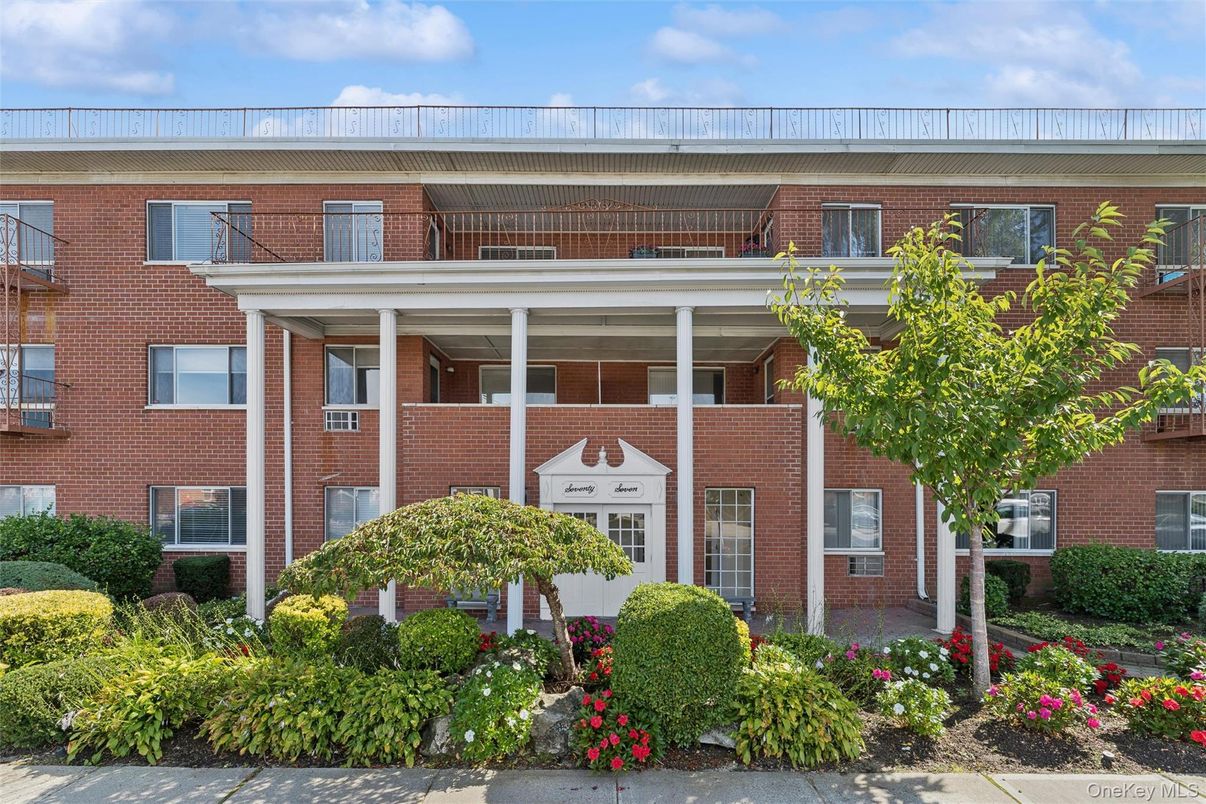 Exterior, Facade, Brick Facade, Georgian