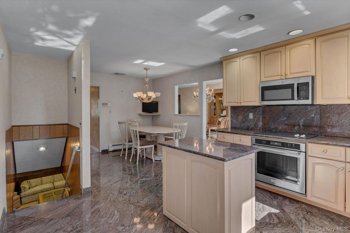 Chandelier, Dining room, Interior, Kitchen, Recessed Lighting, Stainless Steel Appliances