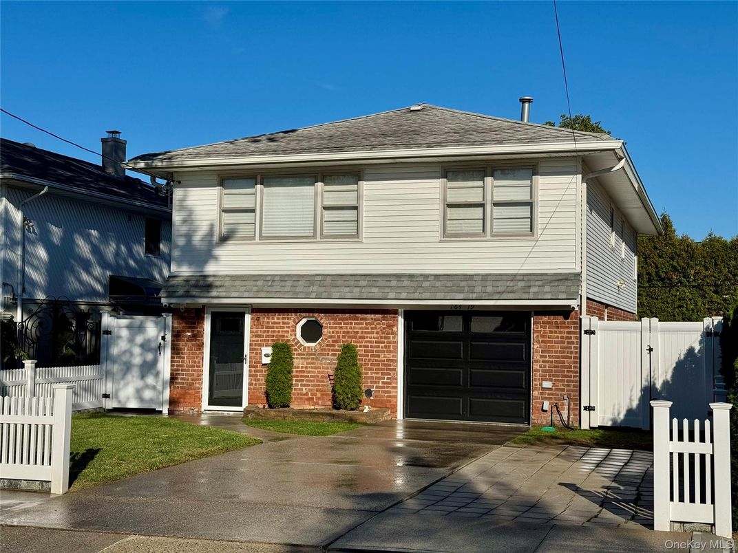 Attached, Exterior, Facade, Brick Facade, American Foursquare