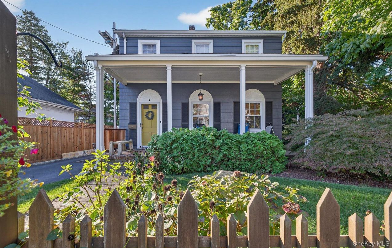 Exterior, Facade, American Foursquare