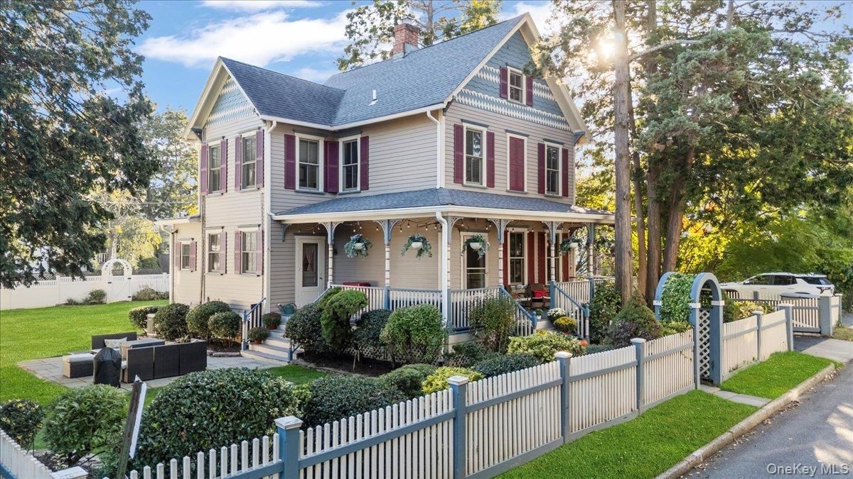 Exterior, Facade, Queen Anne Victorian
