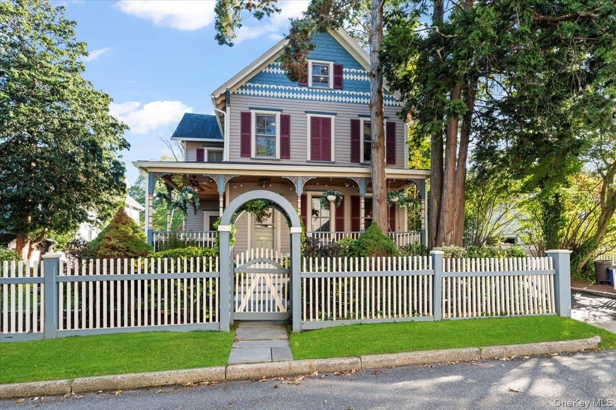 Exterior, Facade, Queen Anne Victorian