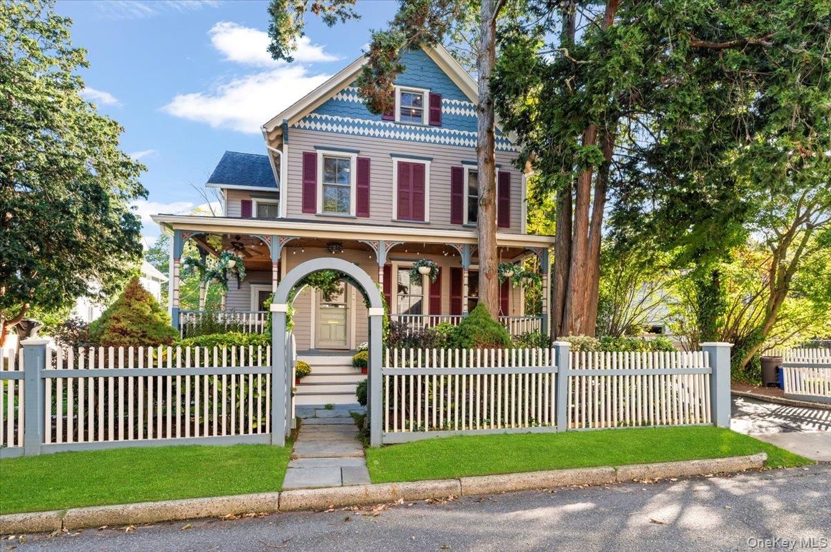 Exterior, Facade, Queen Anne Victorian